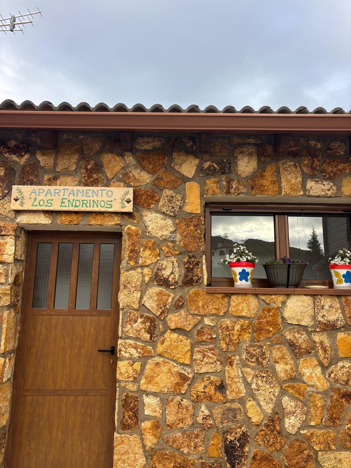 Fachada de piedra del Apartamento Los Endrinos en Pontones